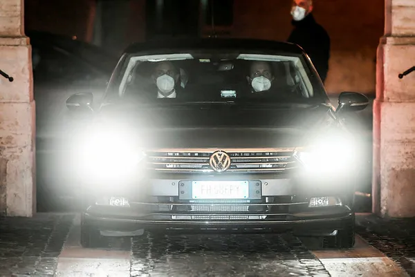 kil-payi-guvenoyu-alan-italya-basbakani-giuseppe-conte-hukumetini-guclendirerek-yola-devam-etmek-istiyor-1611175135734.jpg Kıl payı güvenoyu alan İtalya Başbakanı Giuseppe Conte, hükümetini güçlendirerek yola devam etmek istiyor-2