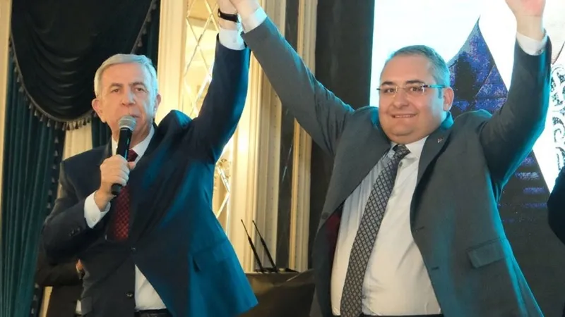 chp-kufre-dustu-mesut-ozarslan-ozgur-ozelden-girdi-silivri-bulbullerinden-cikti-istanbuldaki-pislikler-konusul-1770642316807.jpeg CHP "küfre" düştü! Mesut Özarslan Özgür Özel'den girdi 'Silivri Bülbülleri'nden çıktı: İstanbul'daki pislikler konuşulsun-3