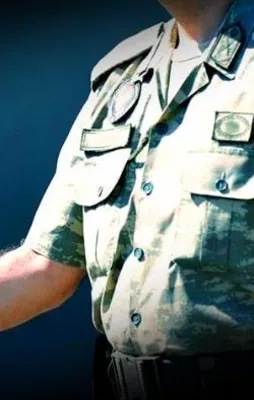 Muhtara albay üniforması giydirmişler