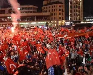 Milyonlar bu gece de demokrasi nöbetinde