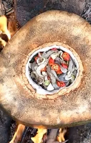 Fenomen aşçı hindistan cevizinin içinde pişirdi! Gözlerinize inanamayacaksınız