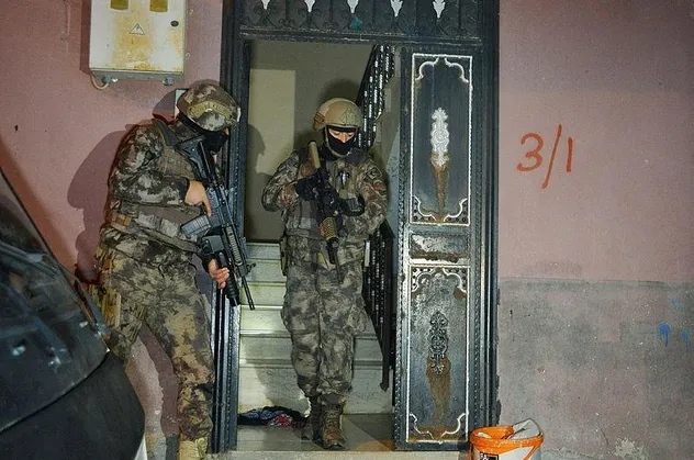 Son dakika: Adana'da terör propagandası operasyonunda 8 şüpheli gözaltına alındı