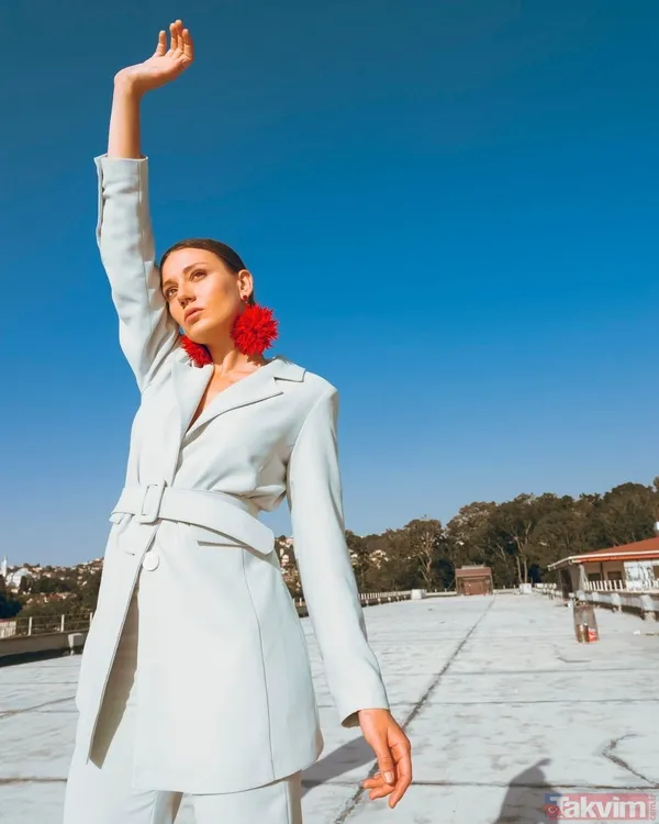 Gizem Karaca güneşlenirken verdiği pozla dert yandı! Bikinisiyle sere serpe uzandı gören dönüp bir daha baktı - 3