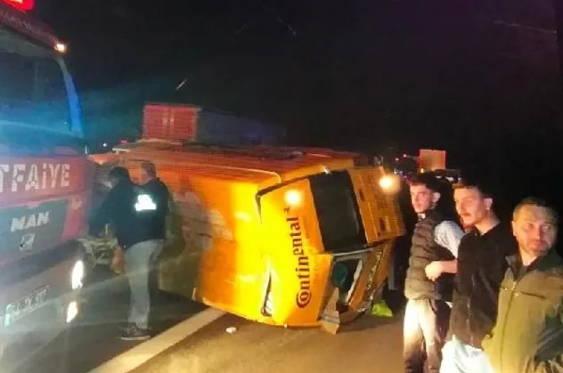 Son dakika: TEM Otoyolu'nda feci kaza: Otomobil minibüse çarptı: 7 yaralı