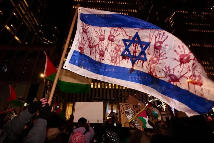 gamali-hac-siyon-yildizi-ve-kan-beyaz-saray-ve-tel-aviv-onu-ariyor-new-yorkta-israil-ordusu-nazidir-pankarti-t-1701438282114.jpeg Gamalı haç, siyon yıldızı ve kan! Beyaz Saray ve Tel Aviv onu arıyor! New York’ta ‘İsrail ordusu Nazi’dir’ pankartı taşıyan gösterici kim?-1