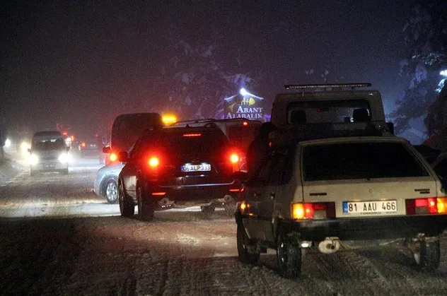 Abant'ta kar çilesi! Tatilciler otellere sığındı