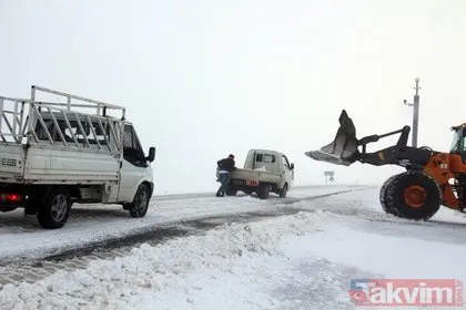 Ardahan’ı Artvin’e bağlayan Sahara Geçidi’nde kar ve tipi! Araçlar yolda kaldı...