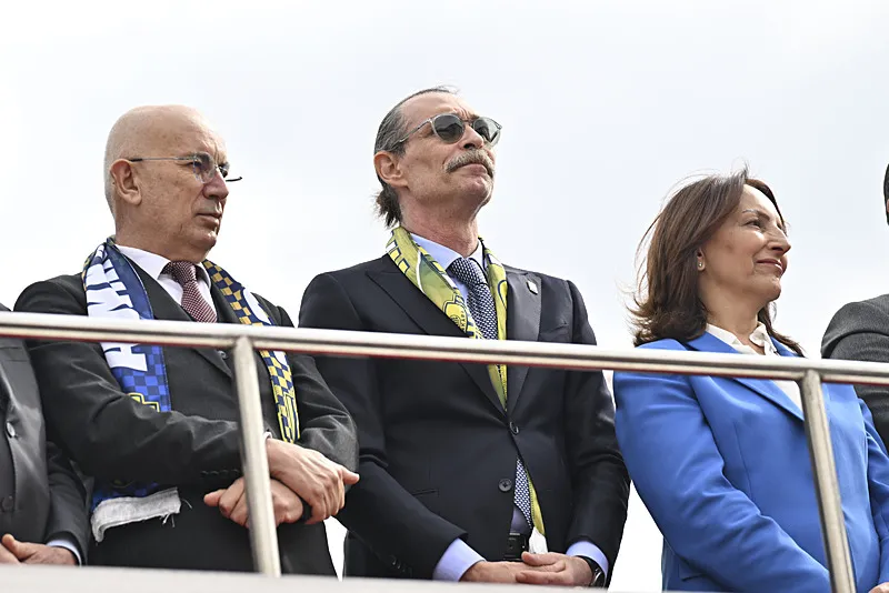 Son dakika: Fondaş Enver Aysever Özgür Özel'in Erdal Beşikçioğlu hakkındaki "Beşikten polis" sözleriyle dalga geçti: Pavyona düşmek daha iyi-2