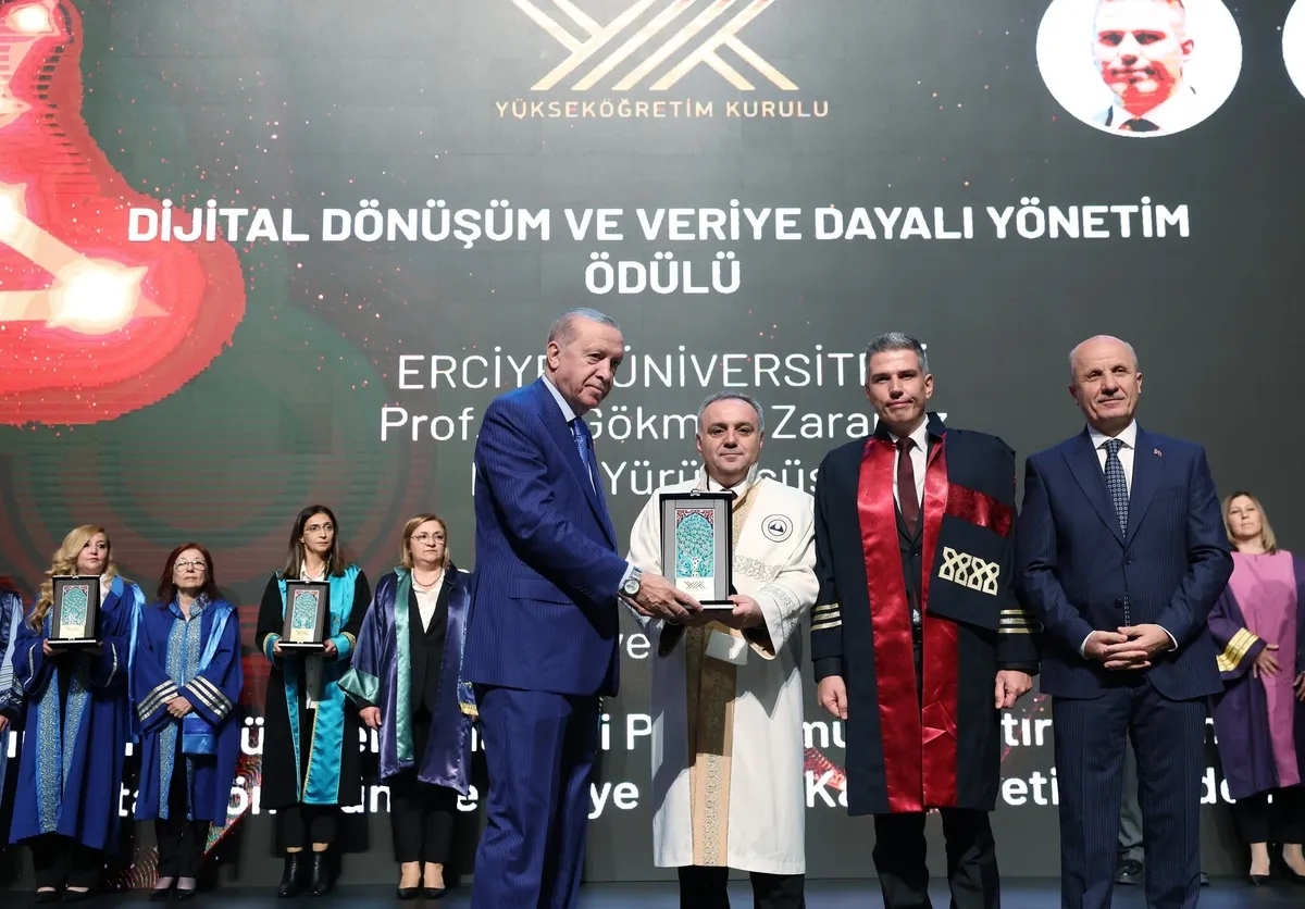 Başkan Erdoğan törende ödülleri verdi. (Foto: AA)