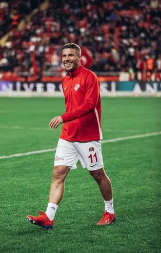 Antalyasporlu Lukas Podolski Müslüm Gürses dinliyor, oklavayla yufka açıyor!