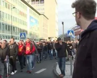 PKK’lılarla Neo-Naziler kol kola yürüdü