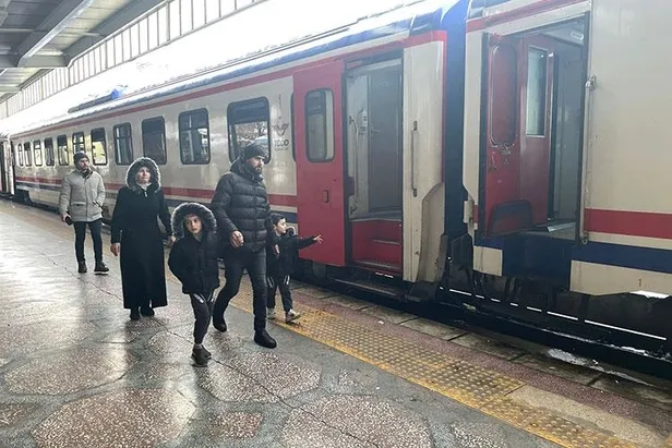 6 ayda deprem bölgesinde ulaştırma alanında yapılan çalışmalar: 6 bin kişiye barınma hizmeti verildi havalimanları, tren ve kara yolları onarıldı-5