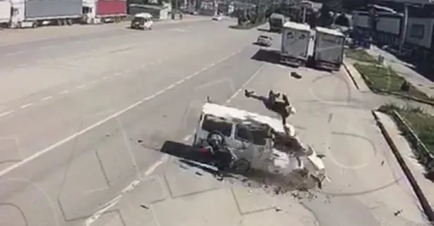 Motosikletten fırlayıp minibüsün üstüne düştü! Amasya’da korkunç kaza
