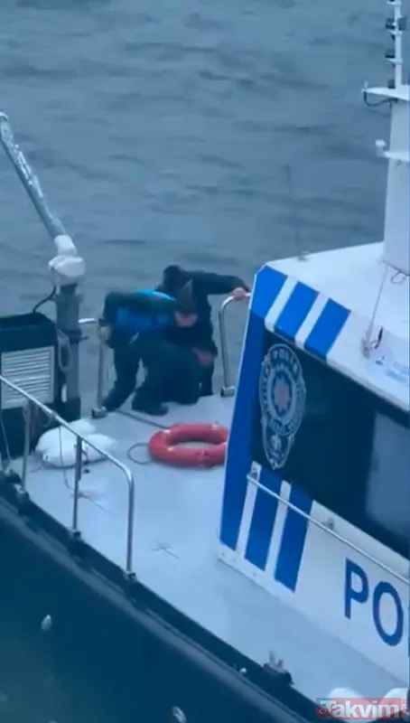 Denizde Hareketsiz Duran Adam İçin Vatandaşlar Polis Ekiplerine İhbarda Bulundu. İhbar Üzerine Olay Yerine Gelen Deniz Polisi, Haliç'e Düşen Adamı Kurtarmak...