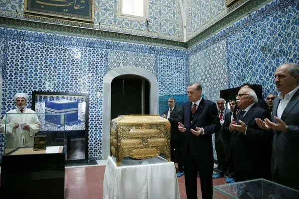 Cumhurbaşkanı Erdoğan, Hırka-i Saadet'i ziyaret etti-1