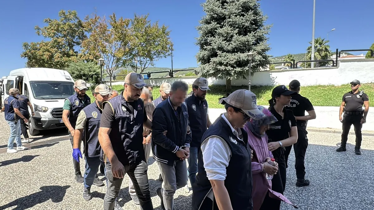 FETÖ'cü Burkay Karatepe ile bağlantılı şüphelilere operasyon: 10 şüpheli adliyede-4