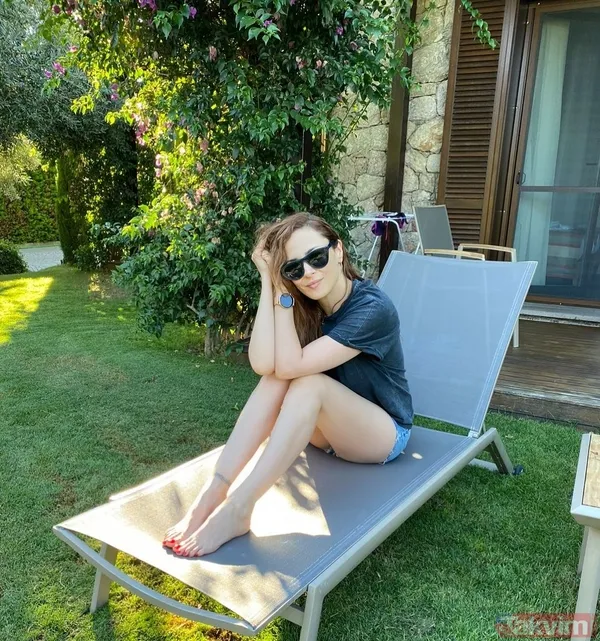 Mine Tugay siyah mayosuyla ortalığı yıktı geçti! İlişkisini tek bir fotoğrafla özetleyen Mine’ye bakın havuz pozuyla çok konuşuldu - 4