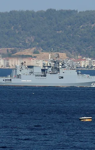 Rus savaş gemisi Çanakkale Boğazı'ndan geçti