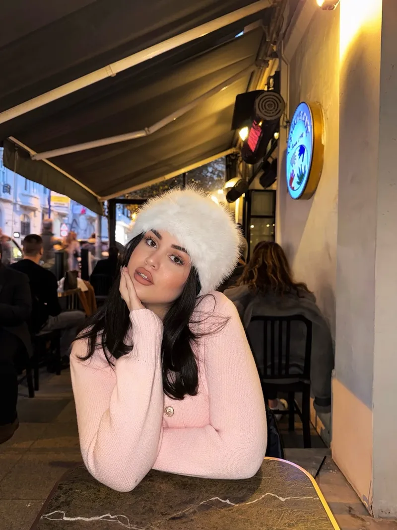 husnu-senlendiricinin-kizi-naz-senlendirici-son-haliyle-soke-etti-1775806635266.jpg Hüsnü Şenlendirici'nin kızı Naz Şenlendirici son haliyle şoke etti: Sesi de yüzü de Sibel Can’a benzetildi-5