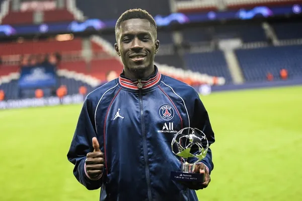 psgde-lgbt-formasi-krizi-musluman-futbolcu-idrissa-gana-gueye-lgbt-formasini-cikarip-atti-1652716604777.jpg PSG'de LGBT forması krizi! Müslüman futbolcu Idrissa Gana Gueye LGBT formasını çıkarıp attı-2