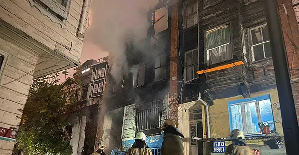 Fatih’te 3 katlı ahşap metruk bina alev alev yandı: Bodrum katında bulunan 2 köpeği itfaiye ekipleri kurtardı