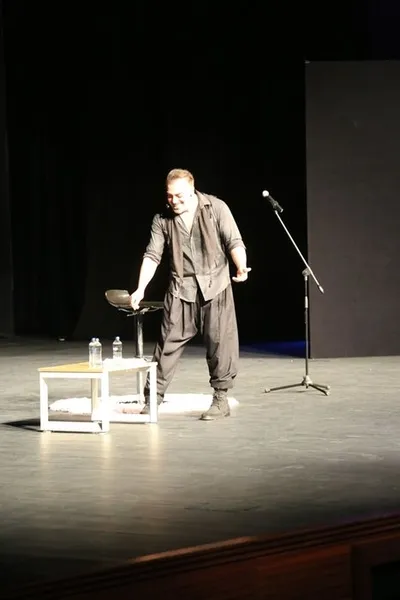 Sermiyan Midyat boş koltuklara stand up yaptı-1