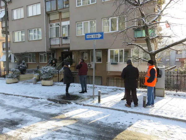 istanbulda-yollar-buz-tuttu-uskudarda-kayan-arac-bahcede-dik-durdu-1610962695330.jpg İstanbul'da yollar buz tuttu! Üsküdar'da kayan araç bahçede dik durdu-4