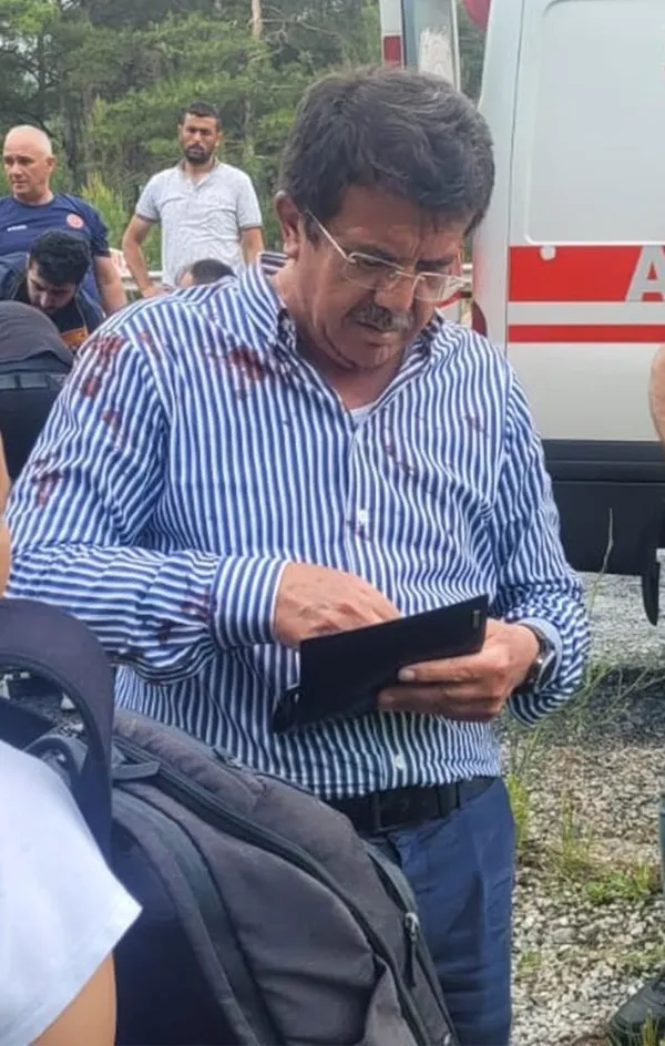 eski-bakan-nihat-zeybekci-kaza-yapti-araci-sarampole-yuvarlandi-1686595613769.jpeg Eski Bakan Nihat Zeybekci kaza yaptı! Başkan Erdoğan'dan Zeybekci'ye geçmiş olsun telefonu....-6