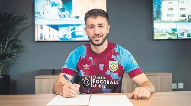 dunya-futbolu-manchester-city-formasiyla-5-macta-9-gole-ulasan-erling-haalandi-konusuyor-spor-haberleri-1662077448961.jpeg Dünya futbolu Manchester City formasıyla 5 maçta 9 gole ulaşan Erling Haaland’ı konuşuyor! | Spor haberleri-4