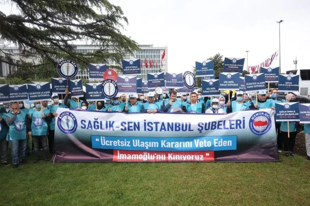 Sağlık çalışanlarından İBB önünde protesto! CHP'li Ekrem İmamoğlu’na kırmızı kart gösterdiler
