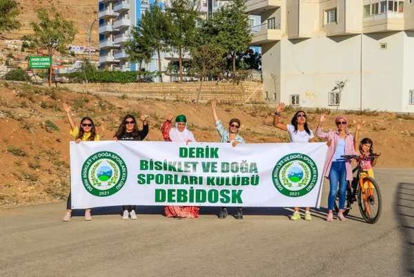 mardin-derikte-3-cocuk-annesi-sevdet-baki-5-ayda-ilcedeki-72-kadina-bisiklet-surmeyi-ogretti-1634022664490.jpg Mardin Derik'te 3 çocuk annesi Sevdet Baki 5 ayda ilçedeki 72 kadına bisiklet sürmeyi öğretti-5