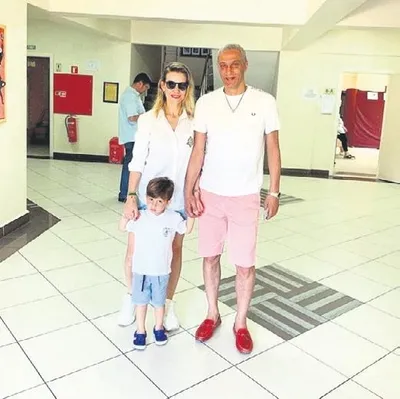 Türkan Şoray ve Sibel Can, oy vermek için gittikleri okulda karşılaştı, hatıra fotoğrafı çektirdiler-11