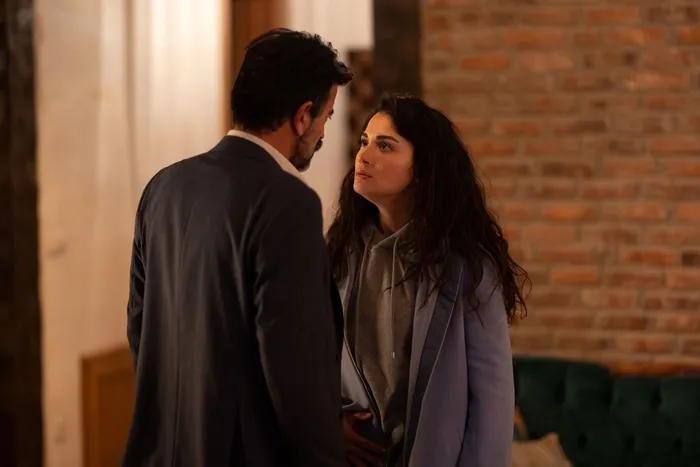 ortalik-karisacak-safir-16-bolum-2-fragmani-yayinlandi-feraye-bak-omer-yaman-bebek-1702635783421.jpg Ortalık karışacak! Safir 16. bölüm 2. fragmanı yayınlandı: “Feraye bak, Ömer Yaman bebek...”-2