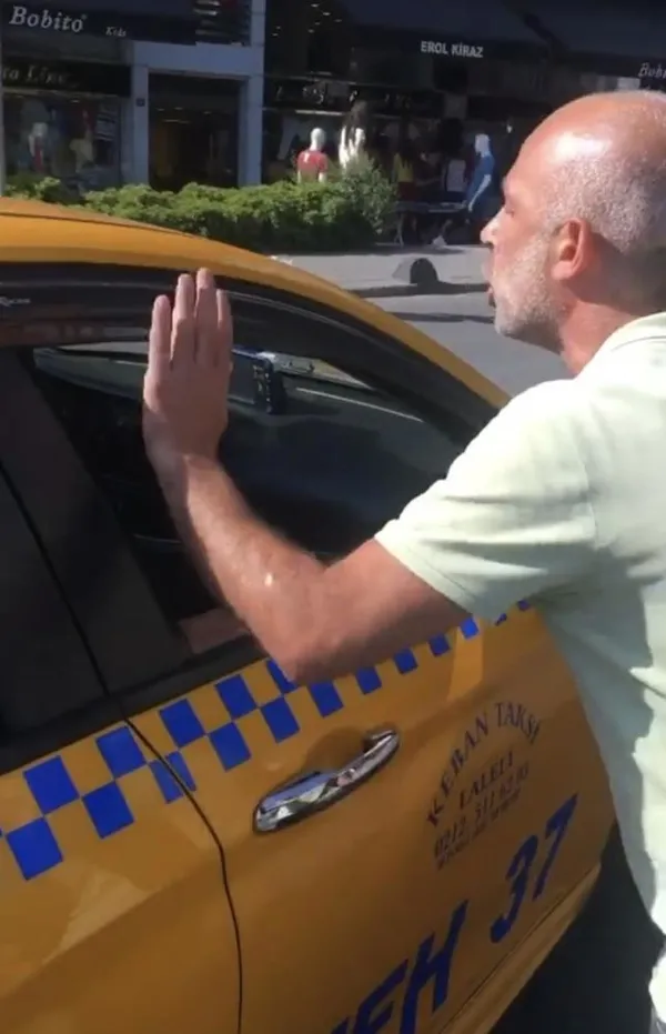 istanbulda-taksici-bu-sefer-sert-kayaya-carpti-aracina-almadigi-yolcu-ukome-calisani-cikinca-yalvardi-1653736731695.jpg