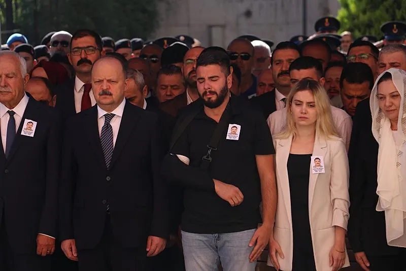 Kastamonu'da bir saldırganın ateş açarak şehit ettiği polis memuru Ahmet Şahan için İl Emniyet Müdürlüğünde tören düzenlendi. Törene, aynı çatışmada yaralanan polis memuru Arif Ay (ortada) da katıldı. 