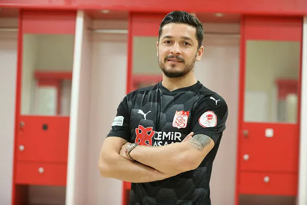sivasspor-ahmet-oguzu-transfer-etti-1610472651015.jpg