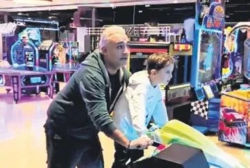 Onur Atilla yeni yıla çocuklarıyla girdi! Oyun parkında araba yarışını kaybetti