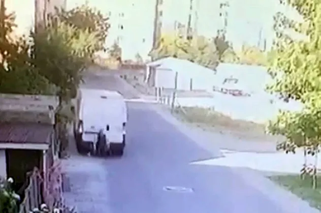 Tekirdağ'da geri manevra yapan minibüsü fark etmedi! Feci şekilde can verdi