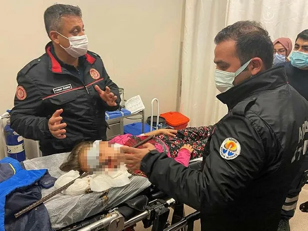 adanada-insaatta-dusen-kucuk-kizin-bogazina-demir-cubuk-saplandi-agzindan-cikti-1641826614343.jpeg Adana'da inşaatta düşen küçük kızın boğazına demir çubuk saplandı! Ağzından çıktı...-3