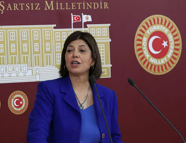 Polise yumruk atan Salihe Deniz’i böyle savundu: Refleks