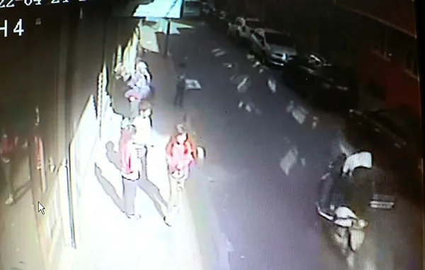 1651040561125.jpg Motosikletle çarptı! Hiçbir şey olmamış gibi kaçtı! Saniye saniye kaydedildi-3
