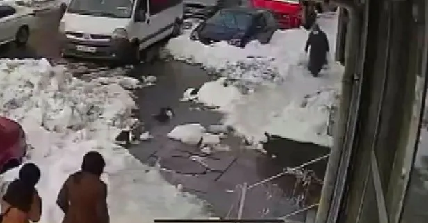 Yolda yürüyen kadının kafasına kar kütlesi düştü