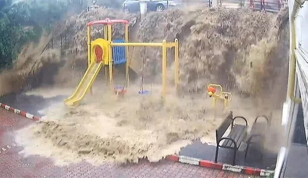 samsunda-sel-felaketinde-canini-zor-kurtardi-dehset-dolu-o-anlar-kamerada-1686065402166.jpeg Samsun'da sel felaketinde canını zor kurtardı! Dehşet dolu anlar kamerada!-4
