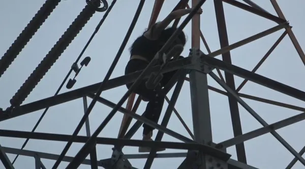 samsunda-gorenler-gozlerine-inanamadi-sevgilisine-kizdi-40-metre-yuksekliginde-154-bin-voltluk-yuksek-gerilim-1695919656878.jpeg Samsun'da görenler gözlerine inanamadı! Sevgilisine kızdı 40 metre yüksekliğinde 154 bin voltluk yüksek gerilim hattı direğine çıktı-4