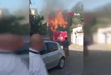 Fatih’te metruk bina alev alev yandı