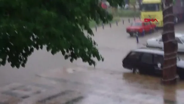 Ödemiş’i sağanak vurdu! Araçlar sürüklendi, tarım alanları sular altında kaldı