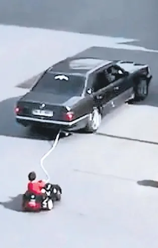 Esenyurt'ta akülü araçtaki 4 yaşındaki çocuğunu otomobille çeken baba yakalandı!