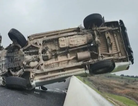 Önce kamyona çarptı ardından bariyerlere devrildi