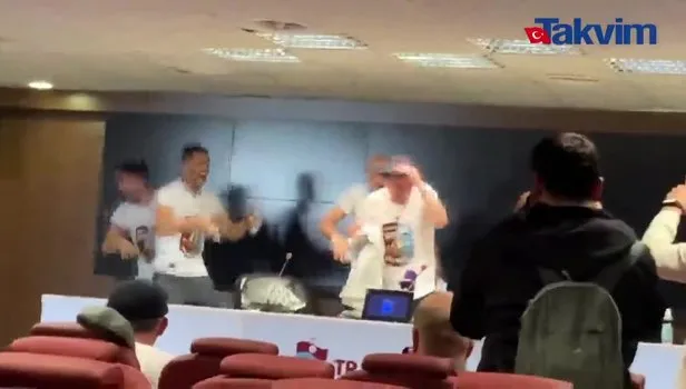Trabzonsporlu futbolculardan Ahmet Ağaoğlu ve Abdullah Avcı’nın ortak basın toplantısına sulu baskın