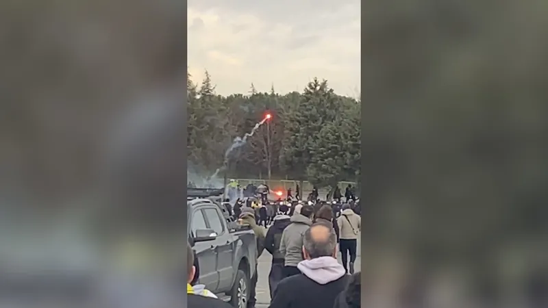 galatasaray-fenerbahce-super-kupa-maci-oncesi-taraftarlar-arasinda-gerginlik-1768054298291.jpg Galatasaray - Fenerbahçe Süper Kupa maçı öncesi taraftarlar arasında gerginlik!-2